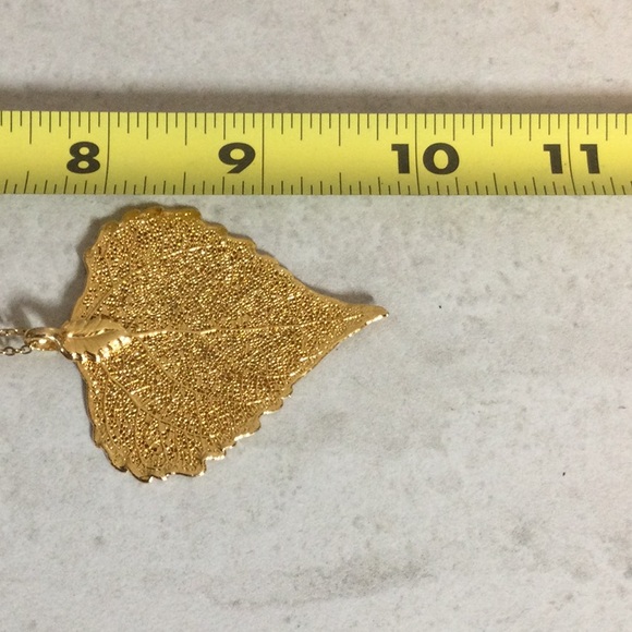 Gold filigree leaf drop on gold chain necklace - Picture 6 of 6